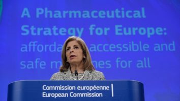 UE amenință că va bloca exporturile de vaccin anti-Covid, pe fondul deficitului AstraZeneca: „Vrem claritate cu privire la tranzacţii“