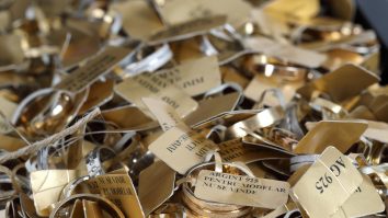 FOTO. Premieră pentru piaţa românească de artă: Tezaur format din peste 1.600 de bijuterii din aur şi argint, scos la licitaţie