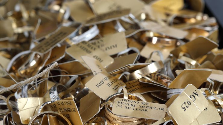 FOTO. Premieră pentru piaţa românească de artă: Tezaur format din peste 1.600 de bijuterii din aur şi argint, scos la licitaţie