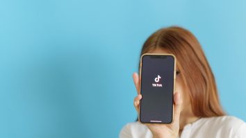 Un tribunal din Marea Britanie a decis că o fetiță de 12 ani poate rămâne anonimă pentru a da în judecată TikTok