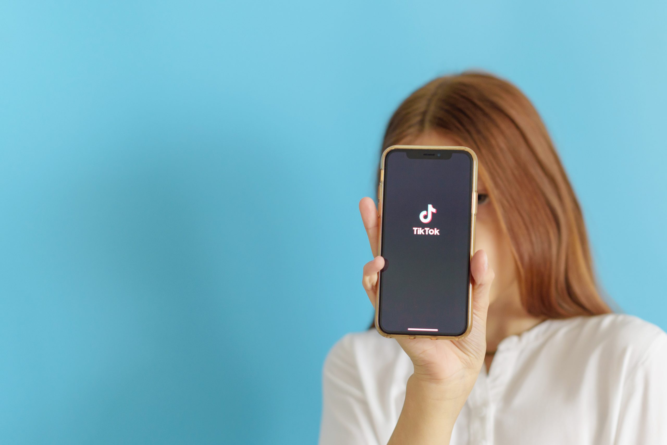 Un tribunal din Marea Britanie a decis că o fetiță de 12 ani poate rămâne anonimă pentru a da în judecată TikTok