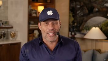 Cum s-a adaptat în pandemie Tony Robbins, cel mai cunoscut speaker motivaţional din lume