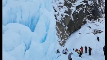 Un turist a murit, iar alții patru sunt blocați, după ce o bucată de gheaţă uriaşă s-a desprins la Kamchatka