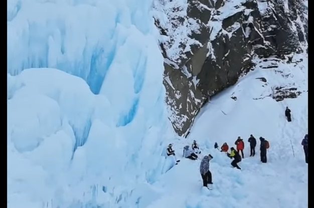 Un turist a murit, iar alții patru sunt blocați, după ce o bucată de gheaţă uriaşă s-a desprins la Kamchatka