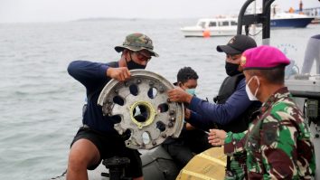 Posibile semnale ale cutiilor negre ce provin de la avionul prăbușit în Indonezia, găsite de autorități