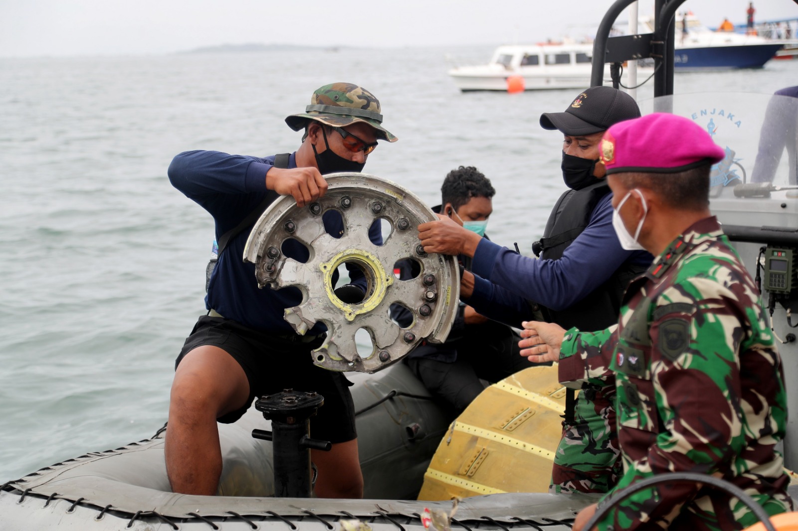 Posibile semnale ale cutiilor negre ce provin de la avionul prăbușit în Indonezia, găsite de autorități