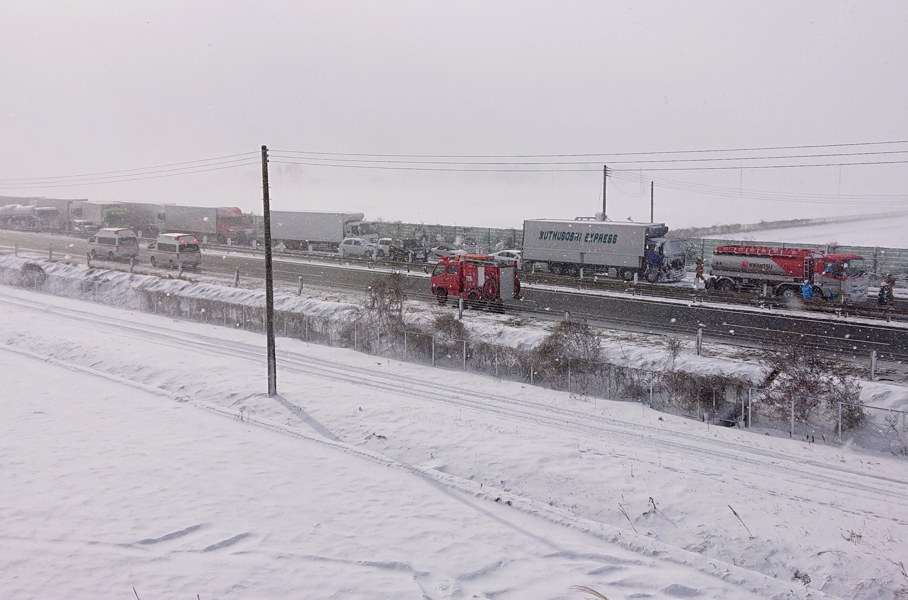 Peste 130 de mașini au fost implicate într-un accident în lanț produs în Japonia.  Un mort și 10 răniți