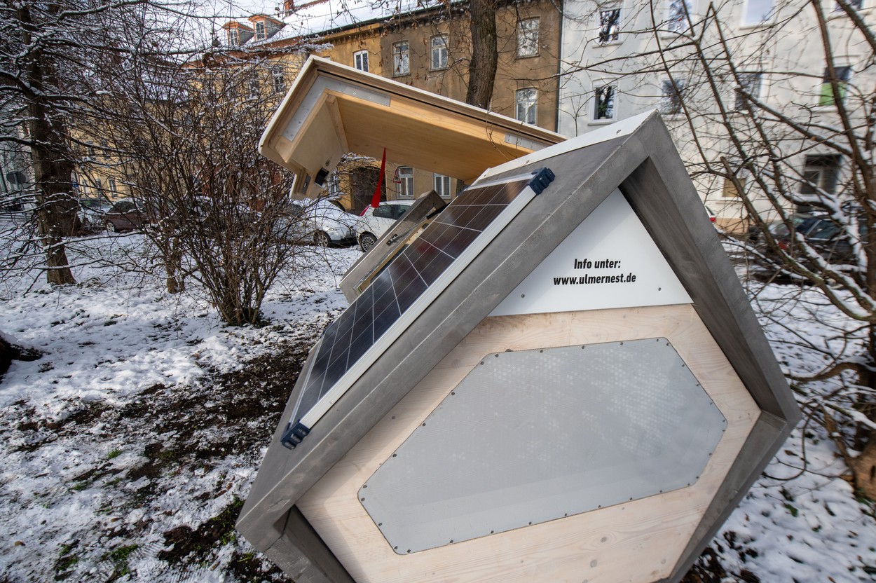 Adăposturi futuristice pentru oamenii străzii. Au panouri solare şi protejează împotriva temperaturilor scăzute