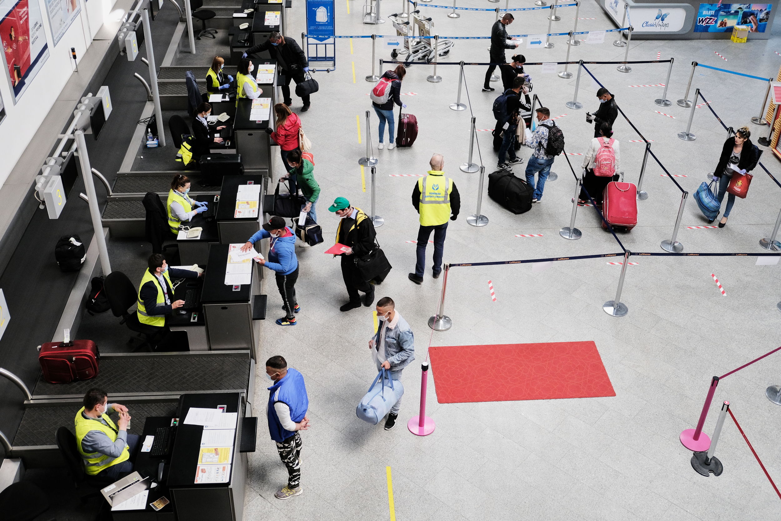 Protest pe Aeroportul din Cluj. Zeci de pasageri au aflat abia la îmbarcare că nu pot zbura fără dovada unui test COVID. Reacția Wizz Air