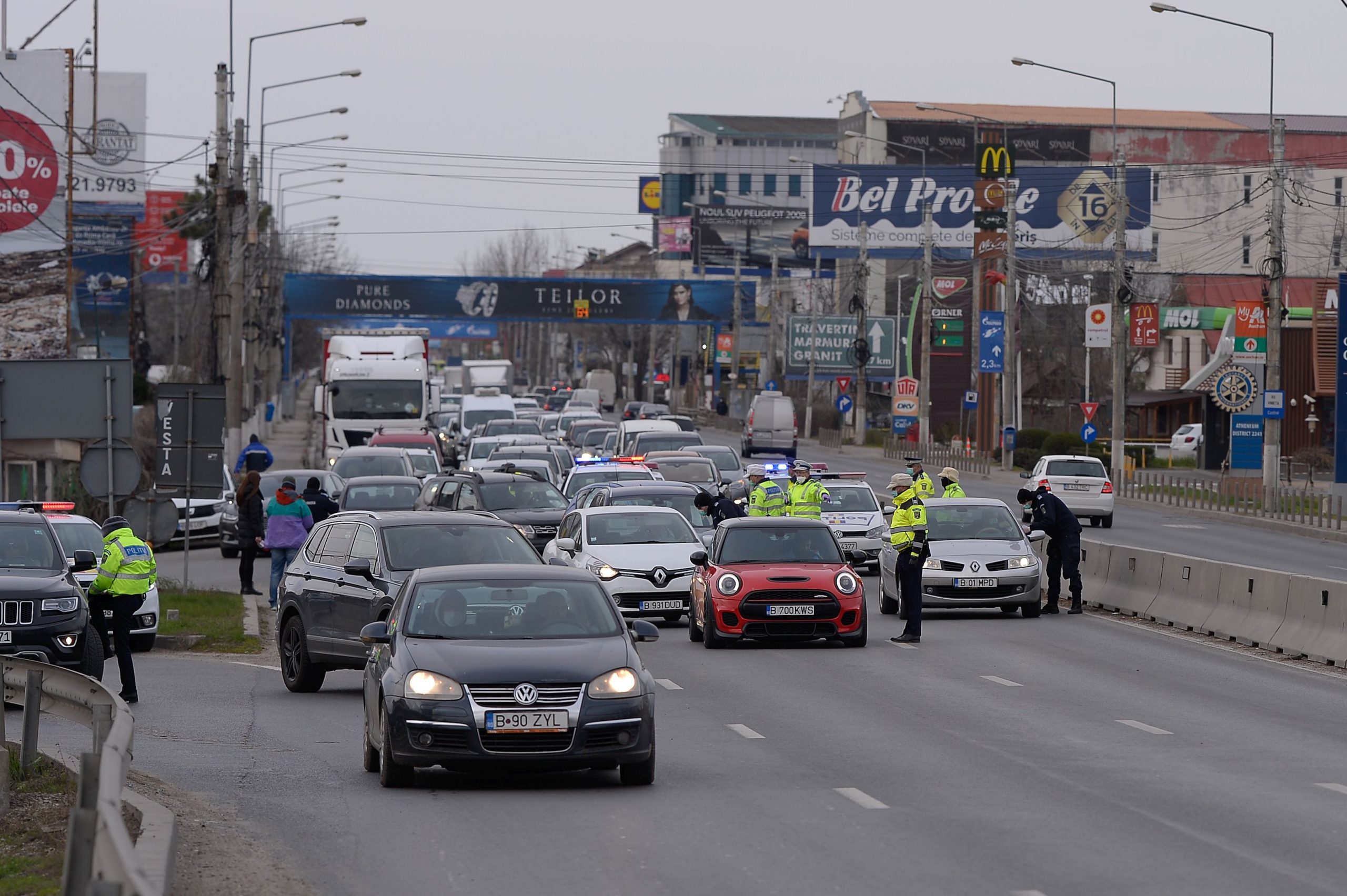 Românii se întorc de la mare şi munte. S-au format coloane de maşini pe DN1 și pe A2