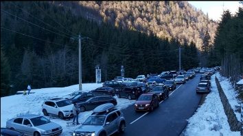 Aglomerație pe drumul dinspre munte. Pe Transfăgărășan s-au format cozi de șase kilometri. VIDEO