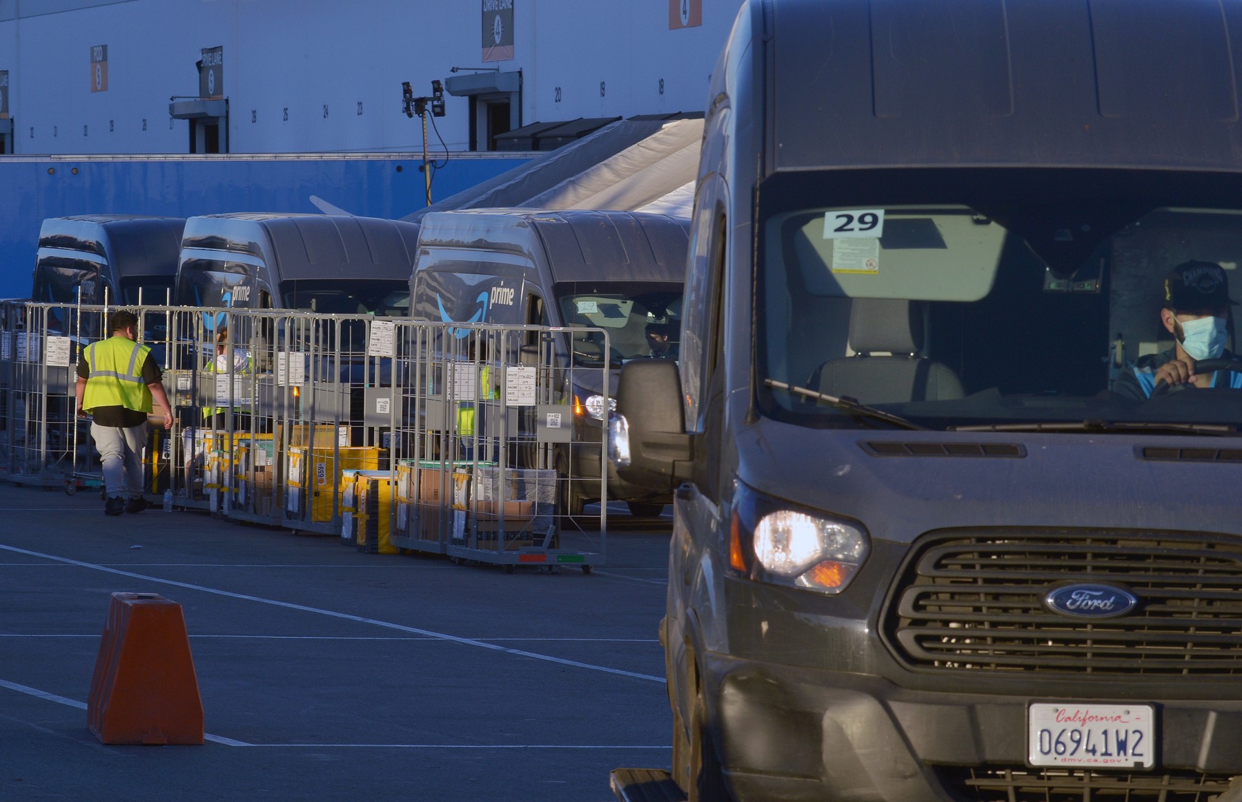 Amazon îi cere lui Biden să prioritizeze vaccinarea angajaților din domeniile esențiale