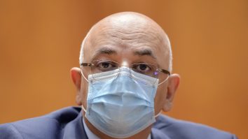 Arafat dă explicații în cazul femeii care a căzut de la balcon în timpul unui incendiu: IGSU va transmite „ce nu a mers corect”