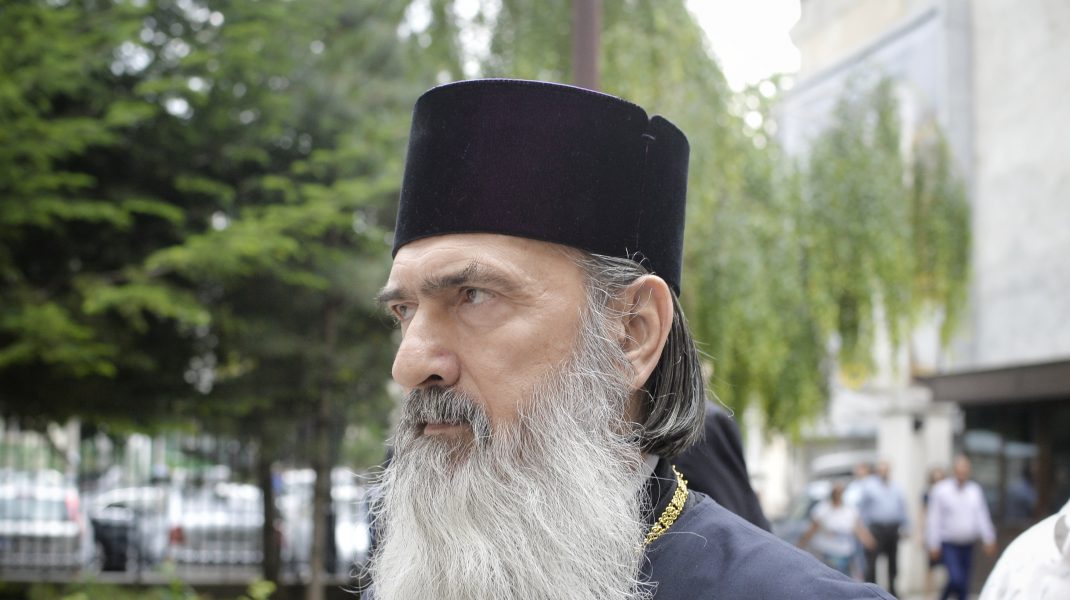ÎPS Teodosie „nu spune nici da, nici nu“ vaccinării: „Cel mai mult vindecă rugăciunea, mai mult decât vaccinul“