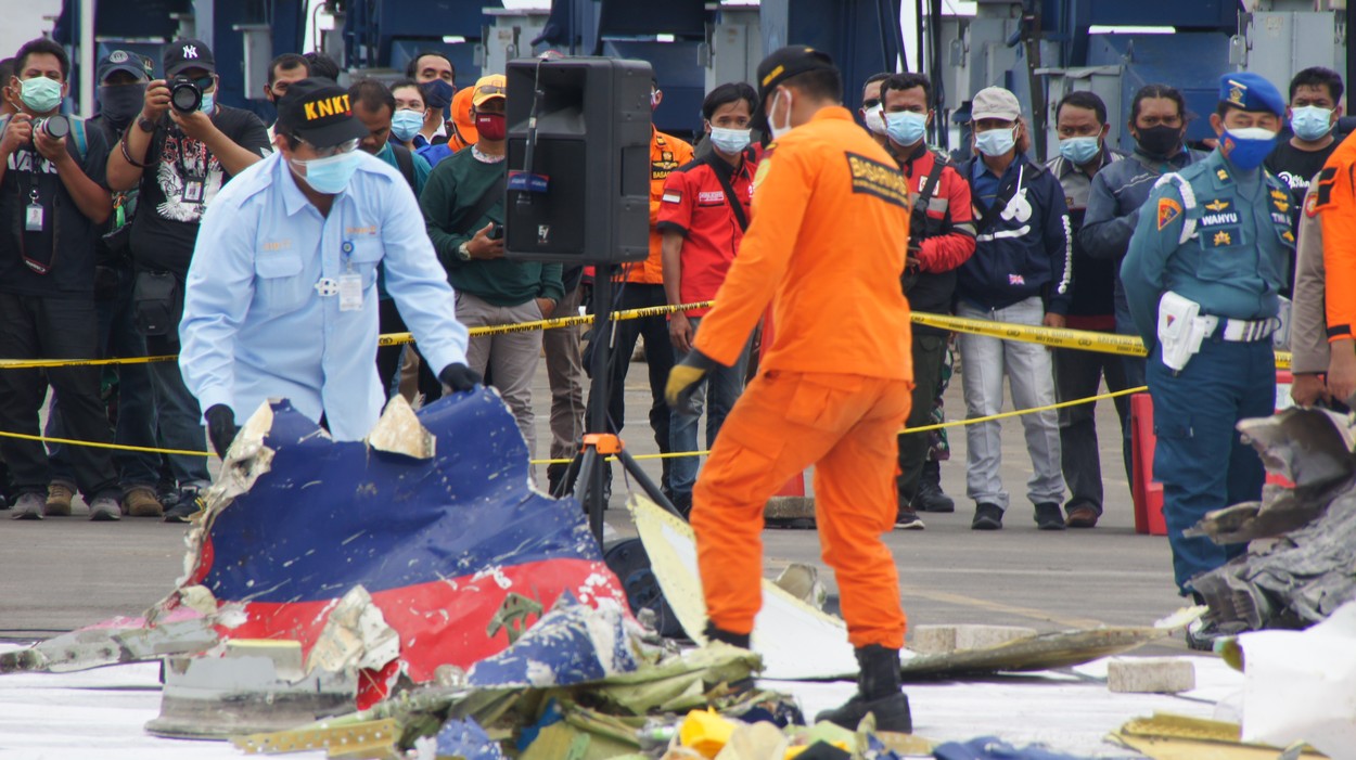 Ultimele mesaje ale pasagerilor din avionul prăbușit în Indonezia. Ancheta arată că aeronava era intactă la impactul cu apa