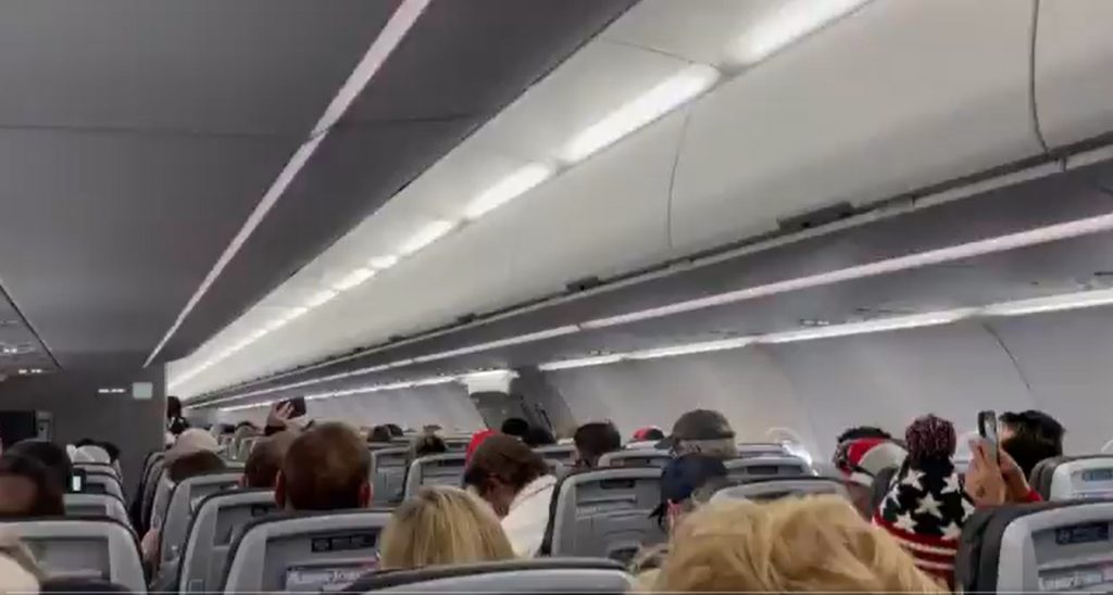 Momentul în care un pilot american îi amenință pe pasagerii pro-Trump: „Vă las în mijlocul Kansasului, nu-mi pasă“. Reacțiile apărute. VIDEO
