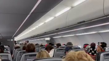 Momentul în care un pilot american îi amenință pe pasagerii pro-Trump: „Vă las în mijlocul Kansasului, nu-mi pasă“. Reacțiile apărute. VIDEO