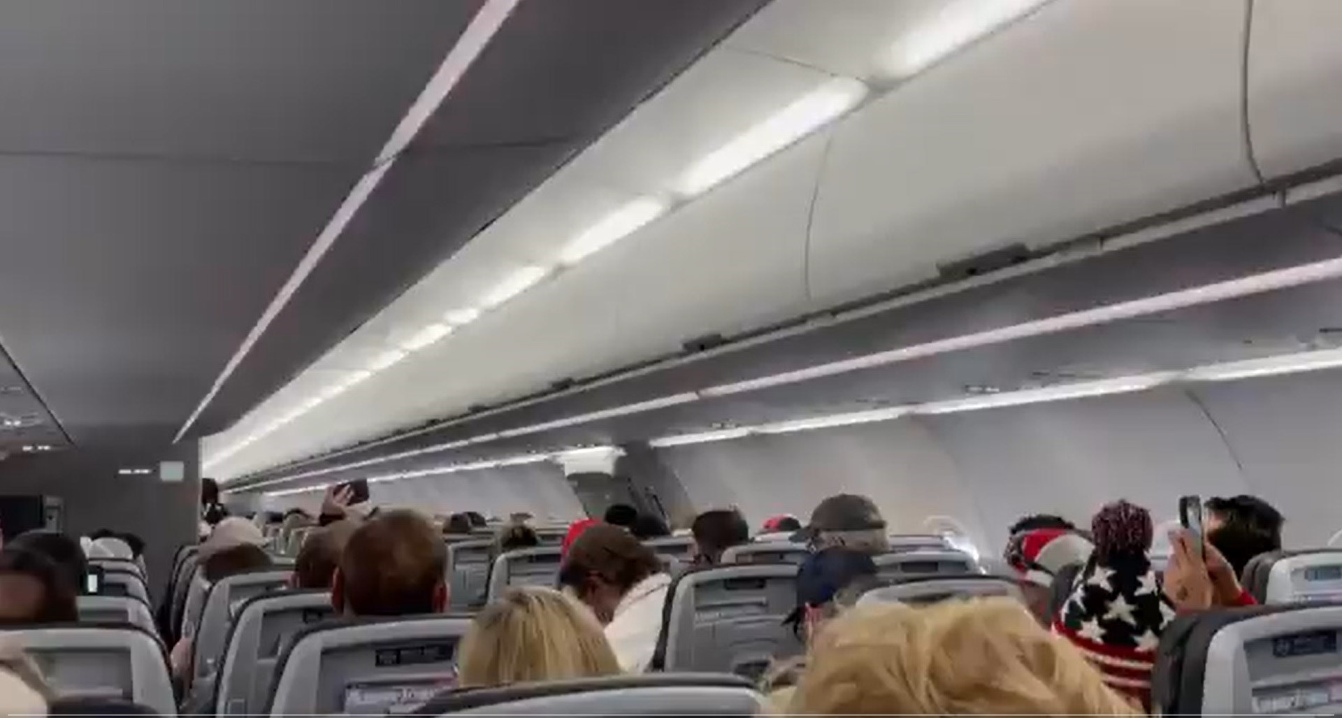 Momentul în care un pilot îi amenință pe pasagerii pro-Trump: „Vă las în mijlocul Kansasului, nu-mi pasă“. Reacțiile apărute. VIDEO