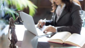 Onorariile avocaților vor fi mai scumpe în 2021. Cât costă un proces de divorț sau contestarea unei amenzi