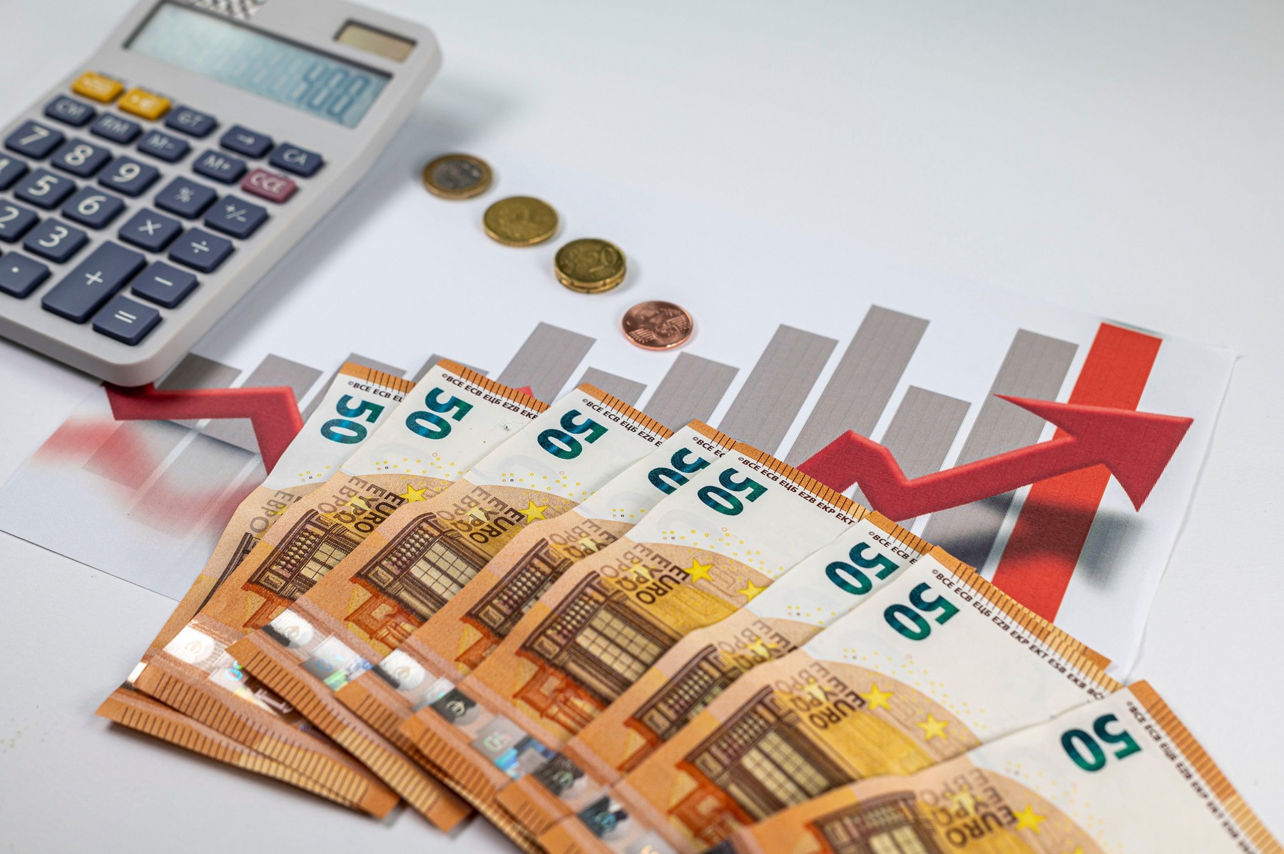 Europenii au pus de-o parte peste 500 de miliarde de euro în perioada pandemiei. Măsurile restrictive i-au făcut să cheltuie mai puțin