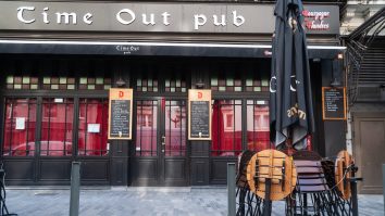 O proprietară a unui bar din Belgia doarme în localul ei și nu mănâncă, în semn de protest față de restricțiile impuse în HoReCa