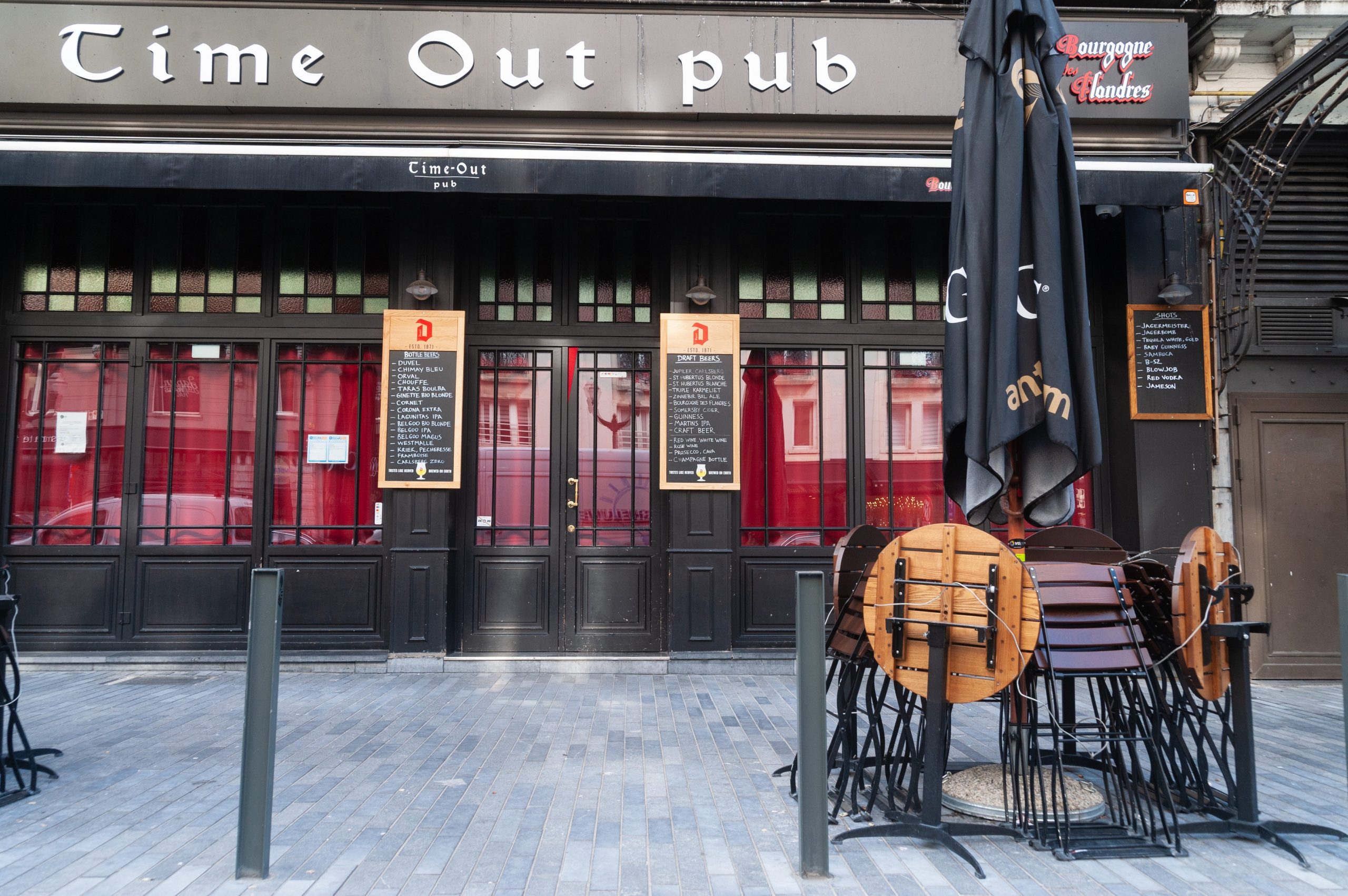 O proprietară a unui bar din Belgia doarme în localul ei și nu mănâncă, în semn de protest față de restricțiile impuse în HoReCa