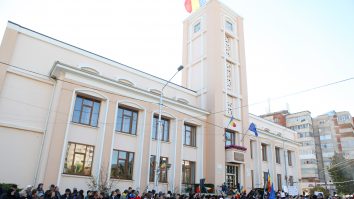 Un municipiu din România va avea propriul steag. Ce culori au ales locuitorii și cum arată