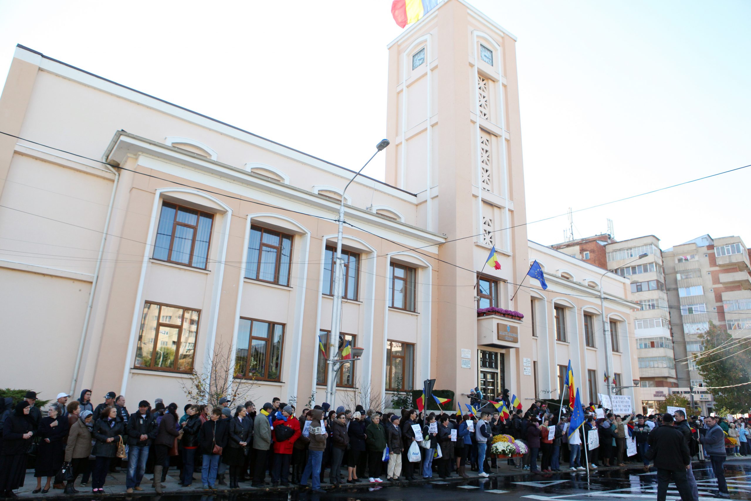 Un municipiu din România va avea propriul steag. Ce culori au ales locuitorii și cum arată