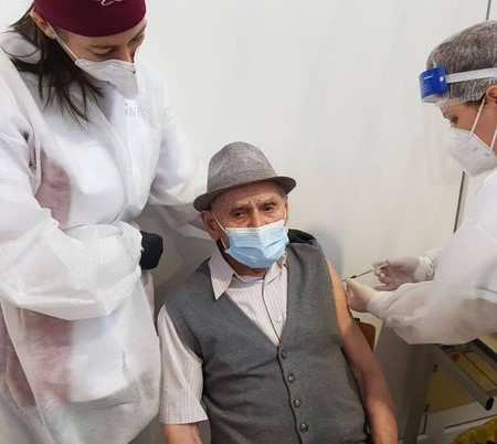 Un bărbat de 105 ani din Gherla, care s-a vaccinat, este eroul săptămânii. „S-a prezentat la centru, a completat fișa, a scris și a citit fără ochelari”