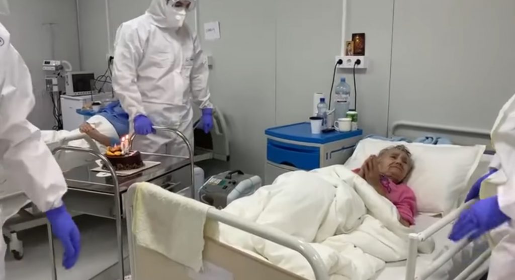Pacientă COVID-19, sărbătorită cu tort de cadrele medicale, la împlinirea vârstei de 94 de ani