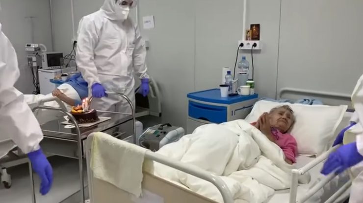 Pacientă COVID-19, sărbătorită cu tort de cadrele medicale, la împlinirea vârstei de 94 de ani