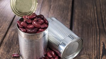 Un tată și-a lăsat fiica 6 ore să deschidă o conservă. Ce lecție a vrut să o învețe