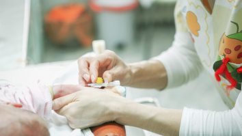 Un bebeluș din Suceava, în stop cardio-respirator după ce a fost scufundat în cristelniță. „A fost intubat, avea o grămadă de apă în plămâni”