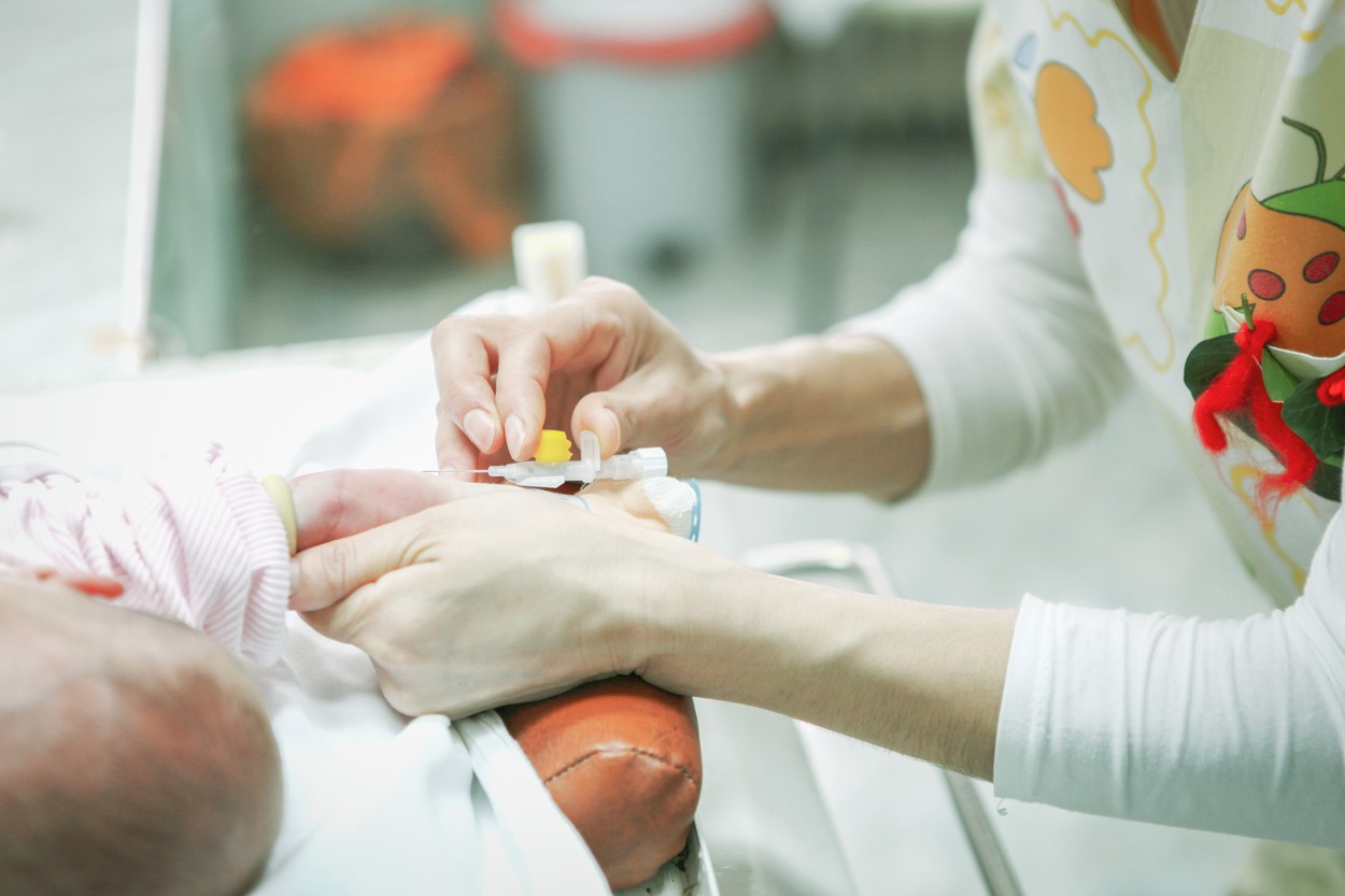 Un pediatru francez avertizează: Crește numărul bebelușilor internați cu COVID