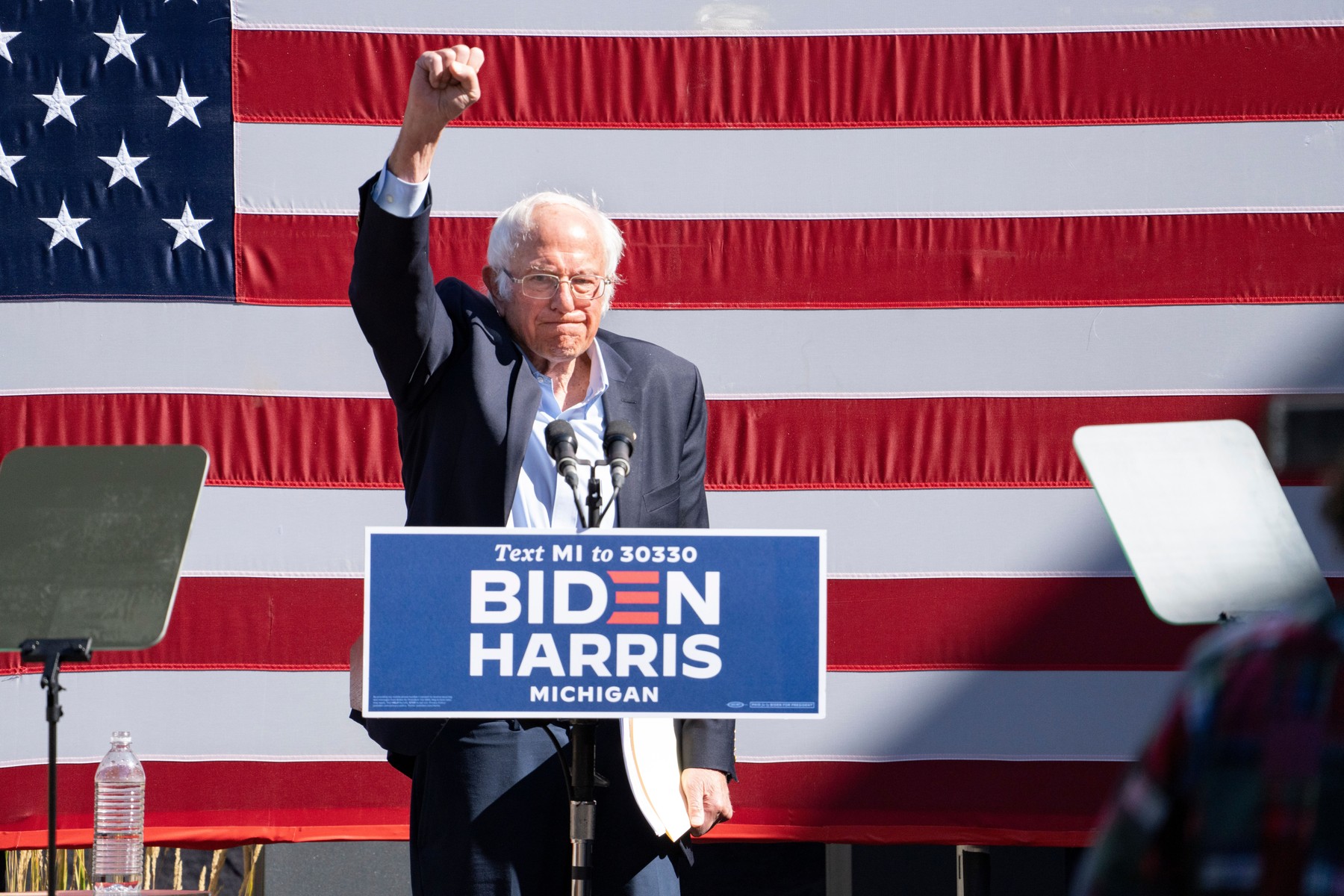 Bernie Sanders, cel mai autoritar lider democrat. Acesta a lăudat deseori sistemele comuniste totalitare: „Lăcomia corporatistă trebuie să înceteze!”