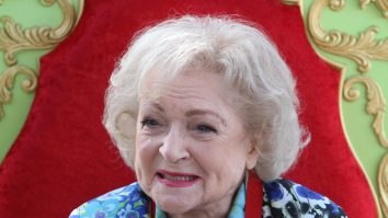 Betty White, cea mai longevivă și simpatică artistă a Hollywood-ului, împlinește azi 99 de ani