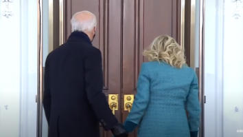 „Ne deschide și noua cineva ușa?”. Moment stânjenitor pentru Joe Biden și soția sa Jill