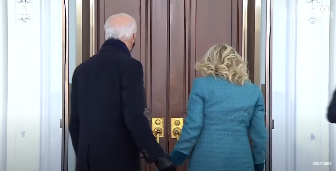 „Ne deschide și noua cineva ușa?”. Moment stânjenitor pentru Joe Biden și soția sa Jill