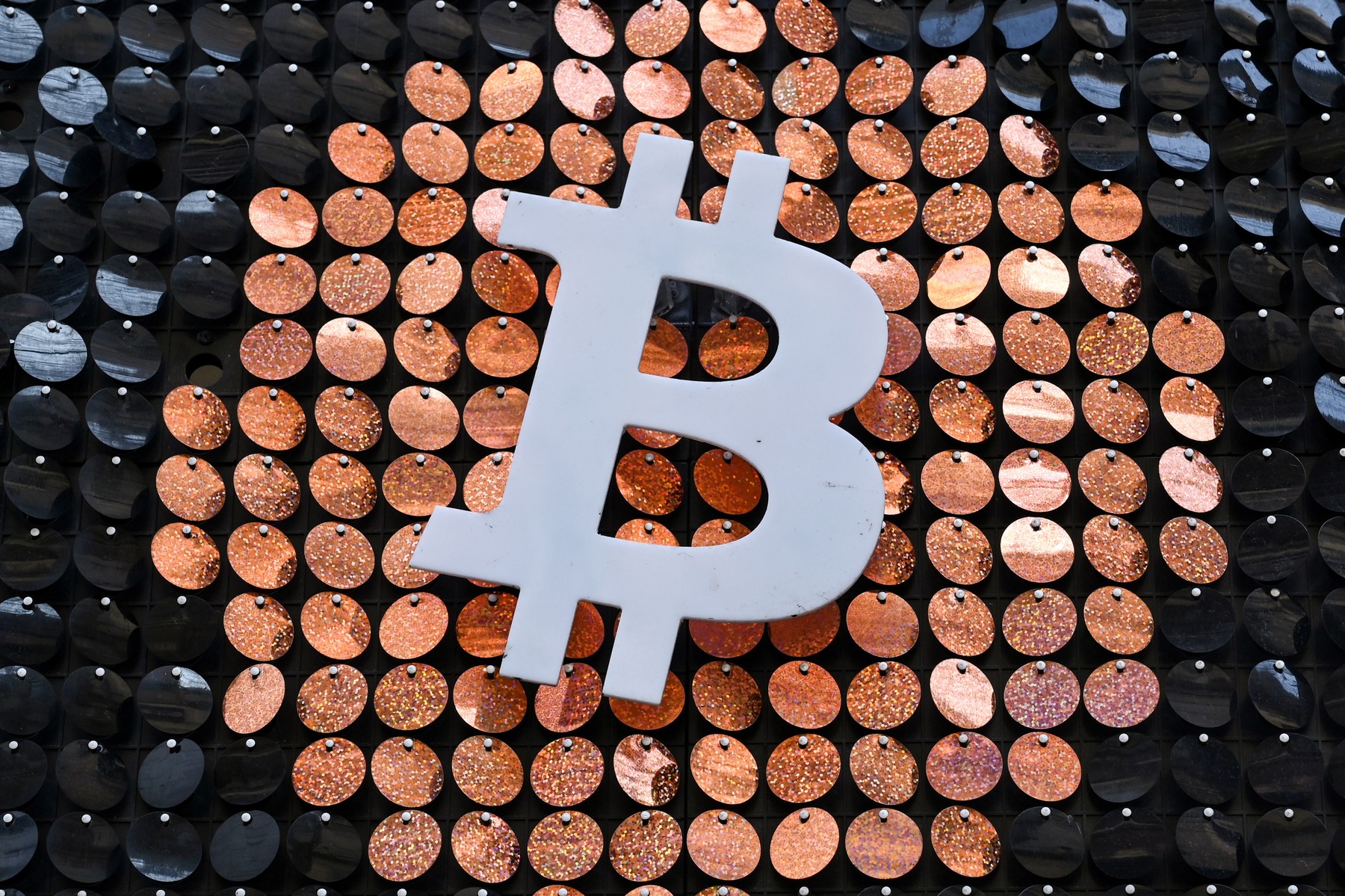 Nou record pentru Bitcoin. Criptomoneda a ajuns la aproape de dolari | Click