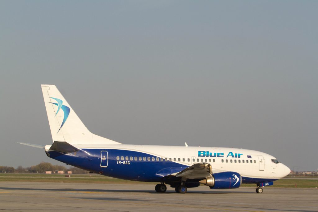 Blue Air a rambursat doar 30% din suma biletelor anulate din cauza restricțiilor. Care e situația altor companii de zbor