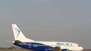 Blue Air a rambursat doar 30% din suma biletelor anulate din cauza restricțiilor. Care e situația altor companii de zbor