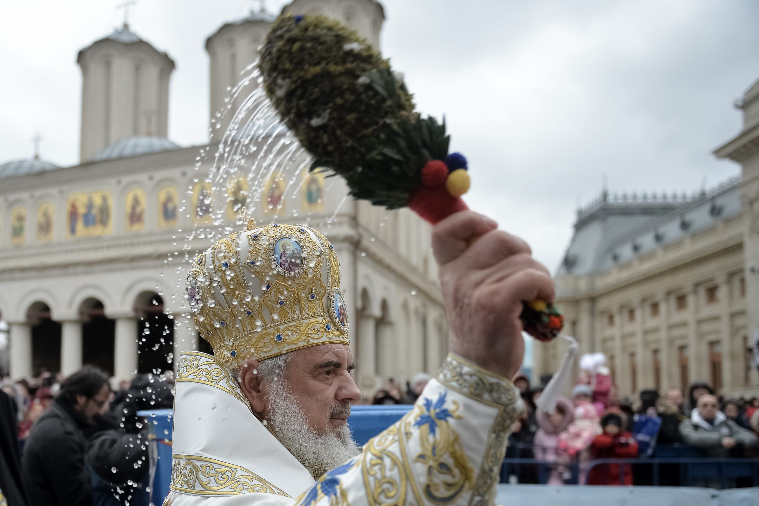 Ce este Boboteaza. Tradiții și Obiceiuri: Ce înseamnă busuiocul pus sub pernă