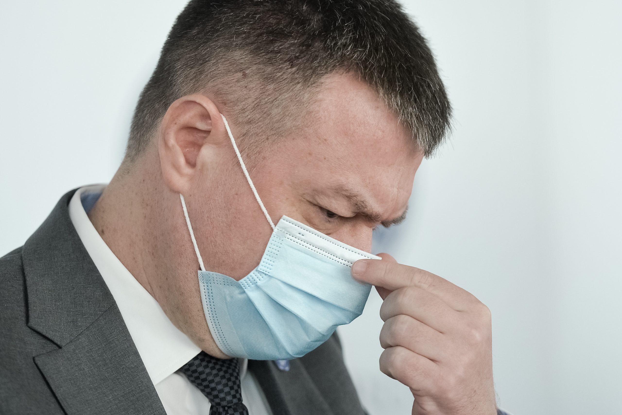 Ministrul Culturii a intrat în contact cu o persoană cu Covid. S-a izolat la domiciliu