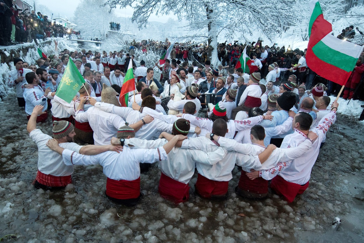 Bulgarii au încins tradiționalele hore în apele înghețate, de Bobotează. „Acest ritual a supraviețuit sclaviei turcești, va supraviețui și coronavirusului”
