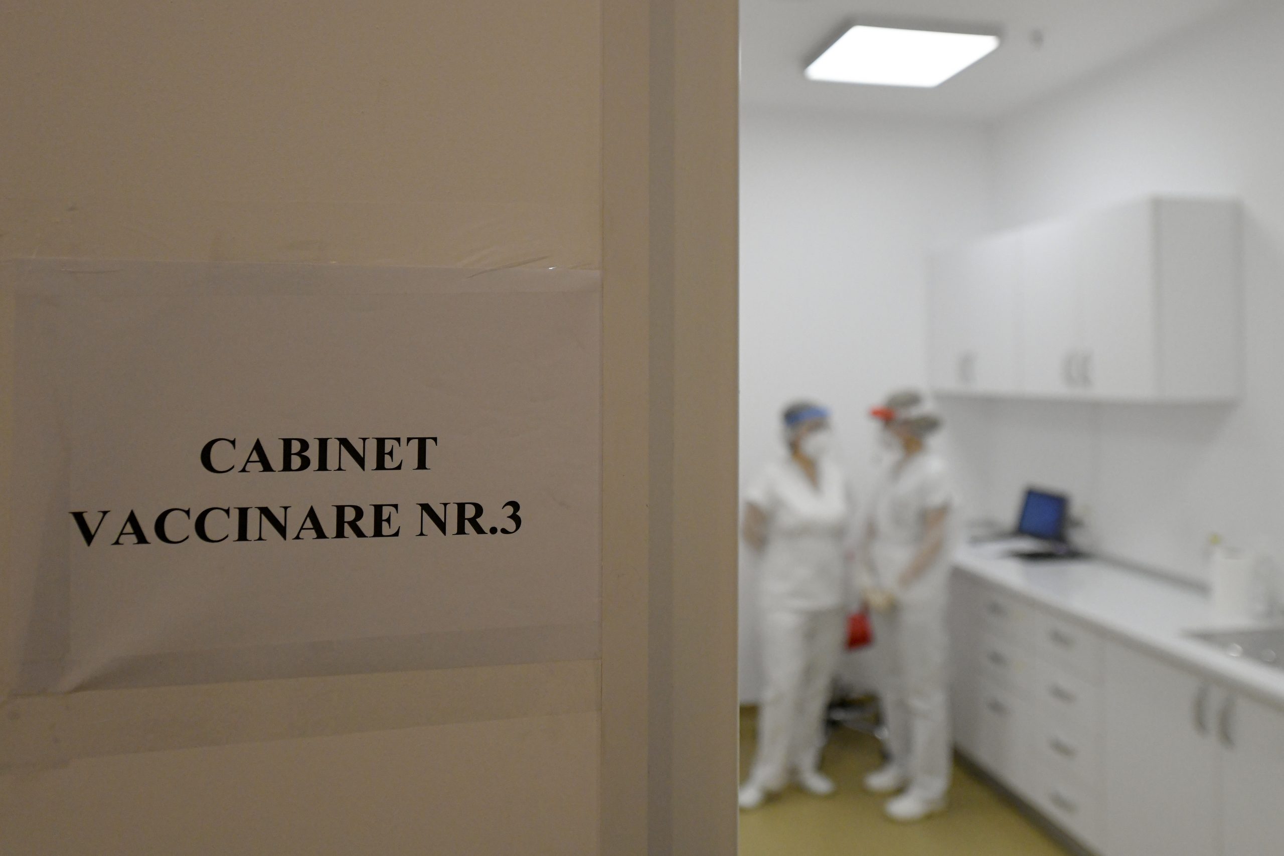 Calendarul de livrare a serului, noua necunoscută a campaniei de vaccinare. Programările la imunizare au fost blocate
