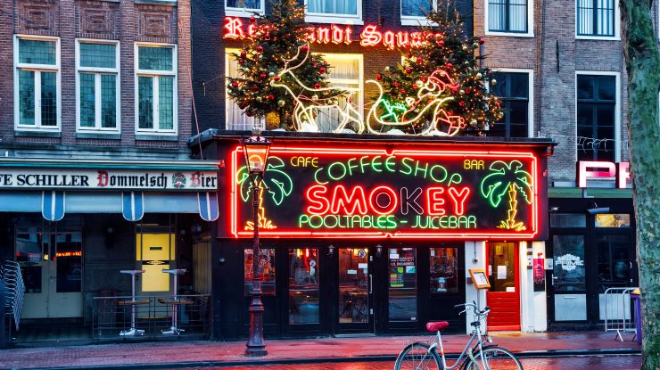 Amsterdamul vrea să nu mai permită turiștilor accesul în cafenelele cu marijuana. Motivul din spatele deciziei