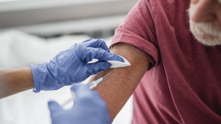 Seniorii din Cluj sunt primii la vaccinare. Prefectura a detașat două echipe mobile pentru azilele de bătrâni