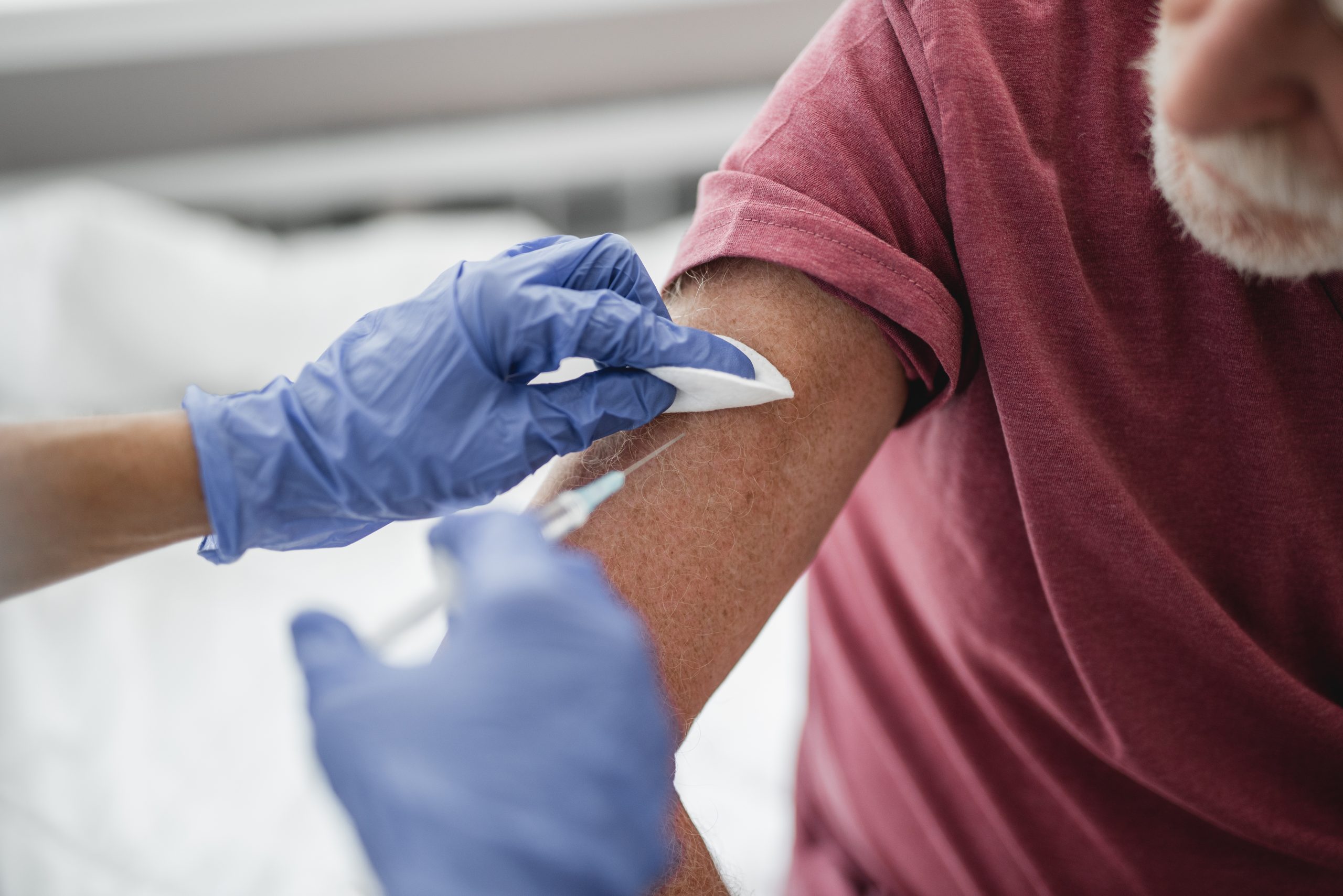 Seniorii din Cluj sunt primii la vaccinare. Prefectura a detașat două echipe mobile pentru azilele de bătrâni