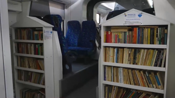 Un operator privat de trenuri din România a montat rafturi cu cărți în vagoane. Cum au reacționat călătorii