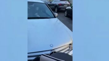 Şoferul filmat în timp ce loveşte un cărucior în care se afla un bebeluş a fost arestat